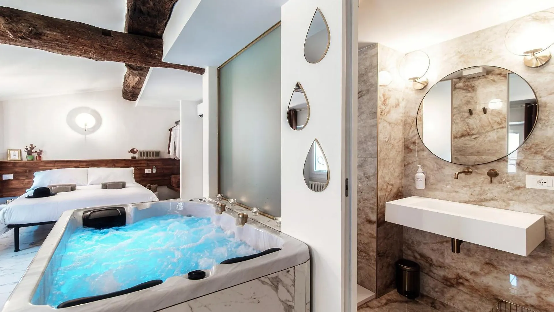 Sahara & Amazzonia Luxury Rooms- The House Of Travelers Como Lägenhet